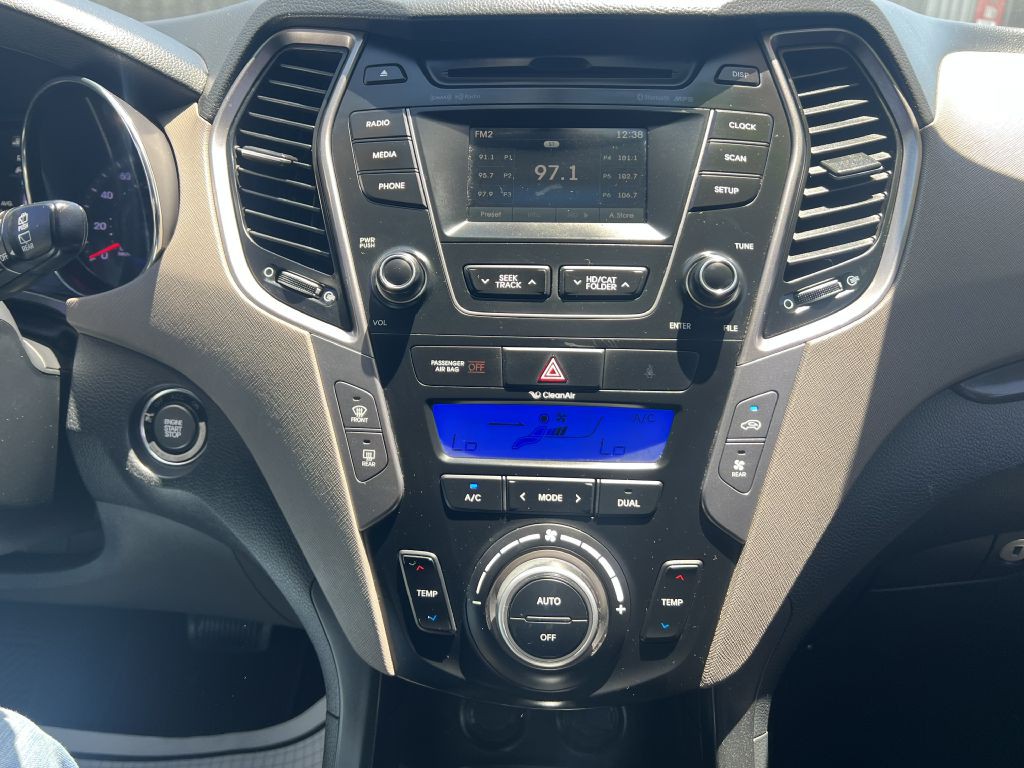 2016 Hyundai Santa Fe Image 10