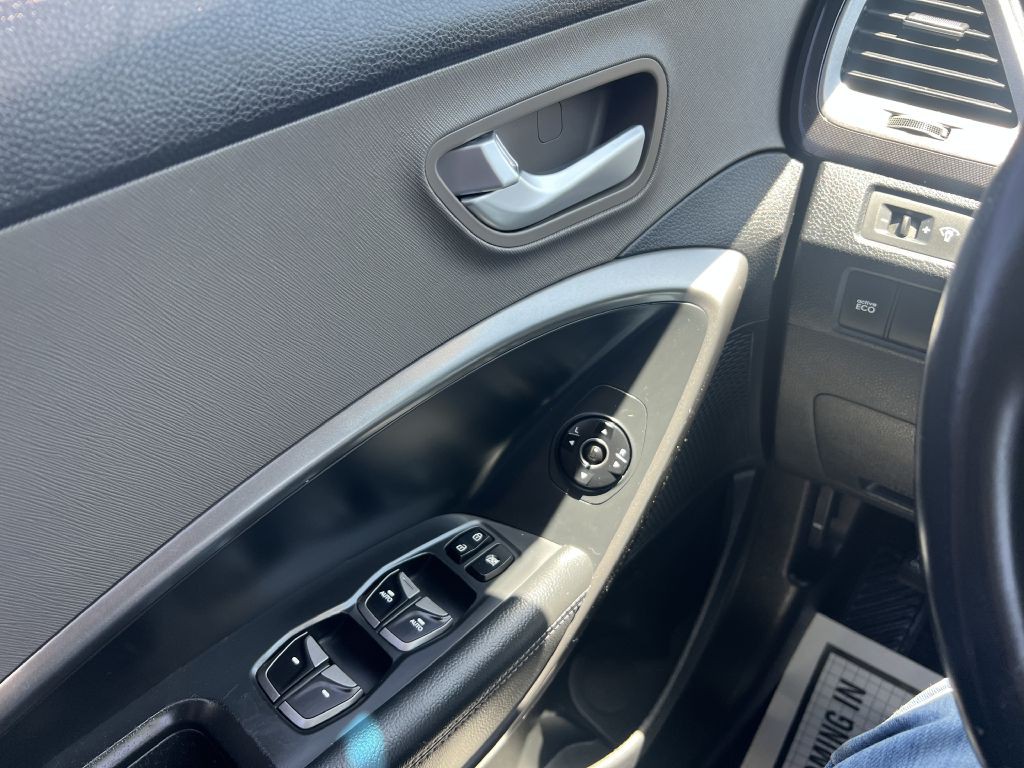 2016 Hyundai Santa Fe Image 12