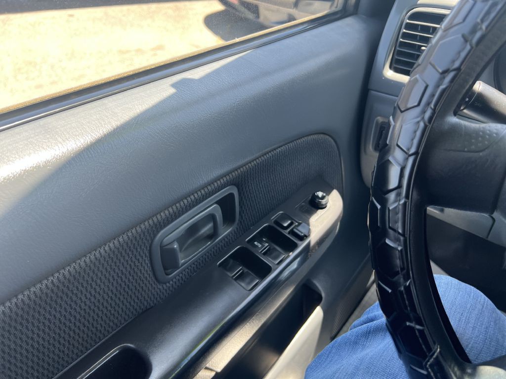 2002 Nissan Frontier Image 12