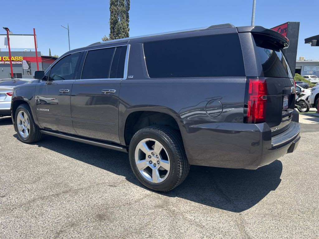 2015 Chevrolet Suburban Image 3