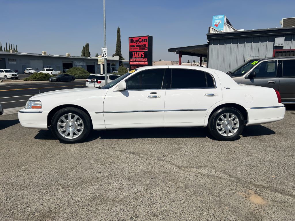 2008 Lincoln Town Car Image 2
