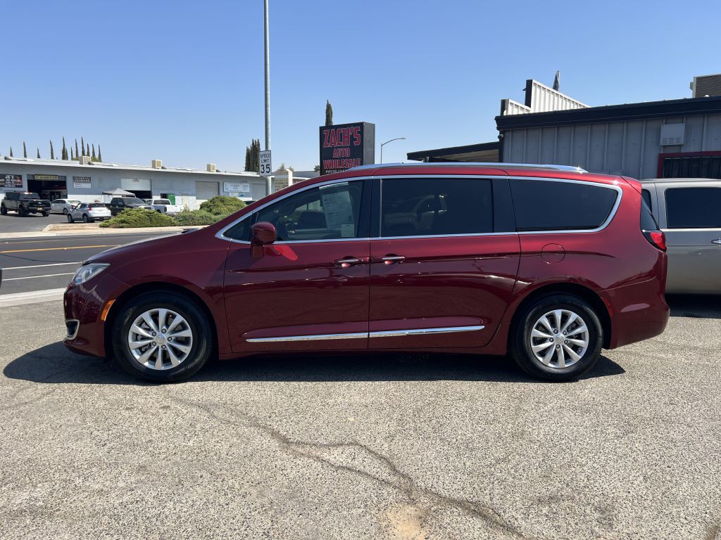 2018 Chrysler Pacifica Image 2
