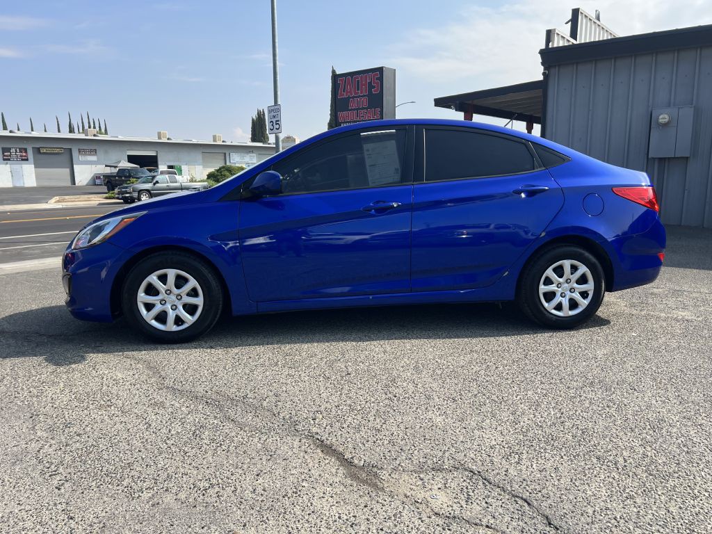 2013 Hyundai Accent Image 2