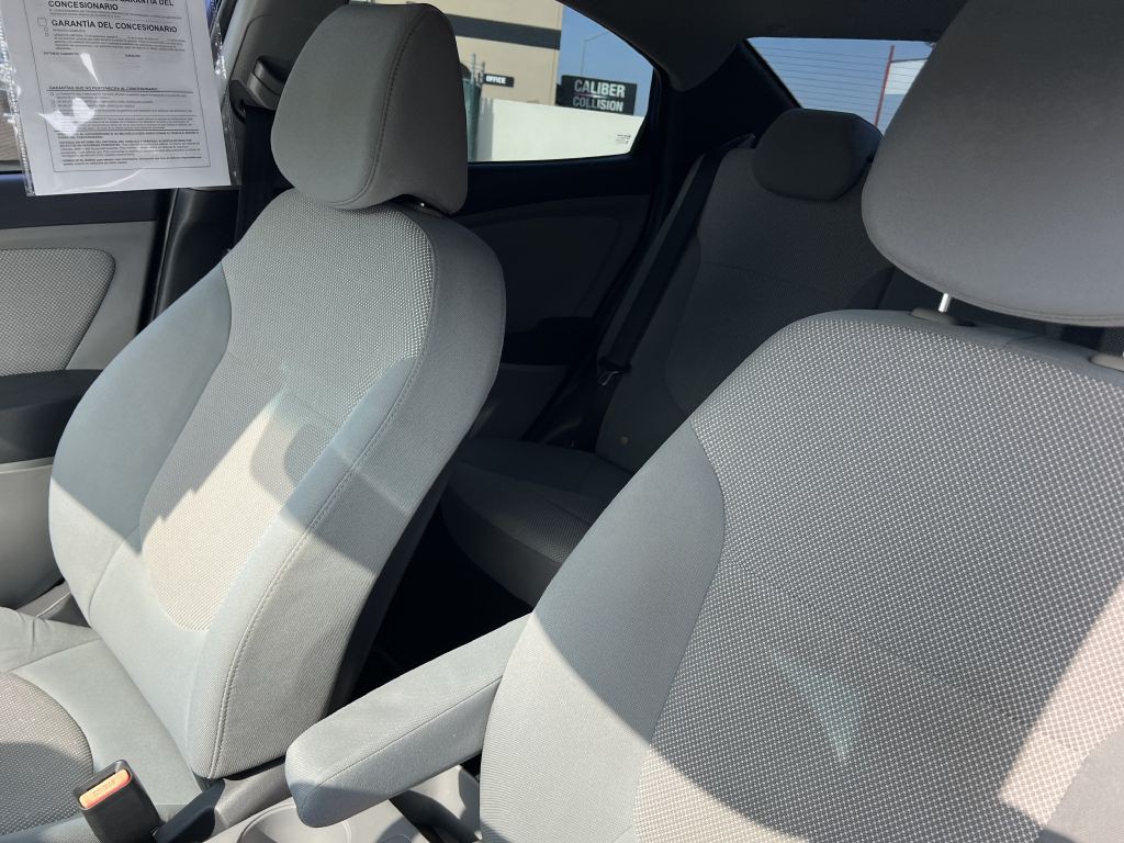 2013 Hyundai Accent Image 9