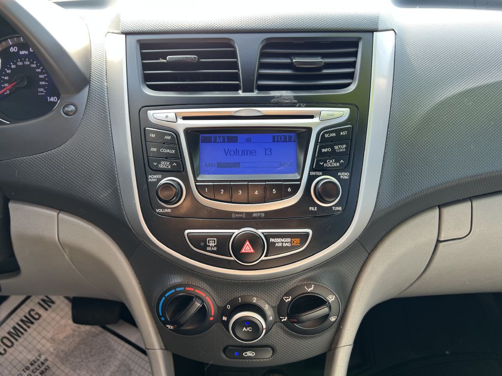 2013 Hyundai Accent Image 10
