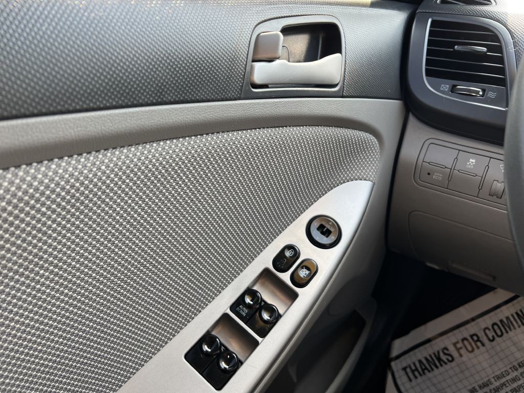 2013 Hyundai Accent Image 12