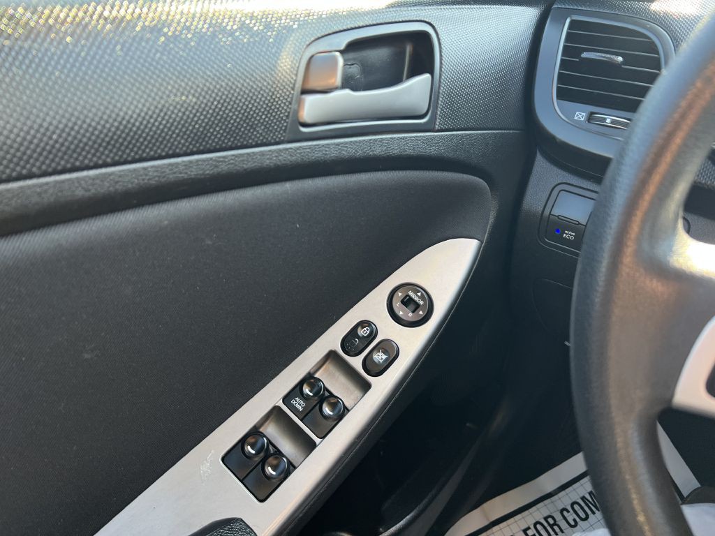 2017 Hyundai Accent Image 12