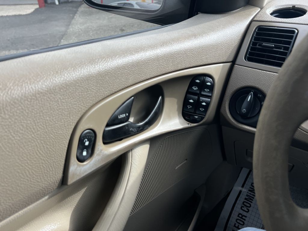 2006 Ford Focus Image 12
