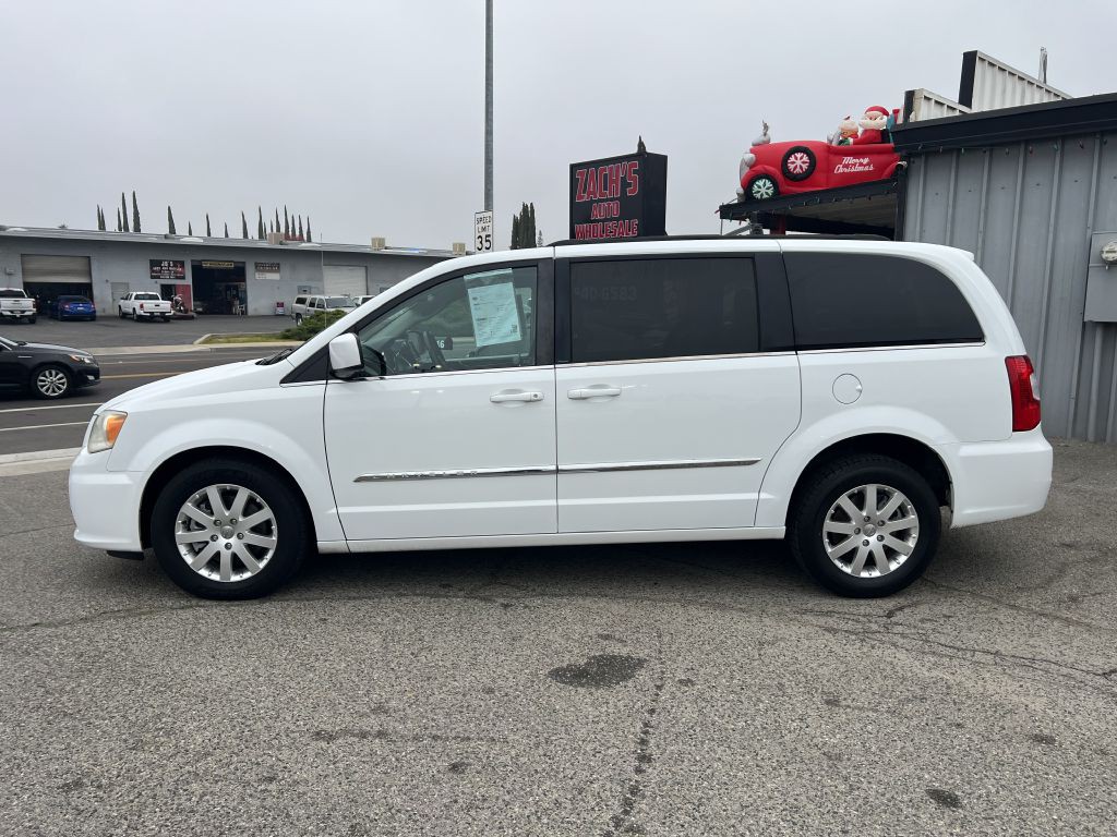 2014 Chrysler Town & Country Image 2