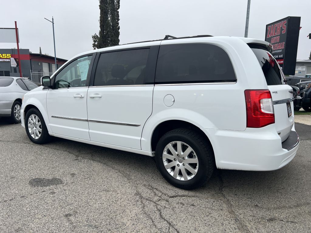 2014 Chrysler Town & Country Image 3
