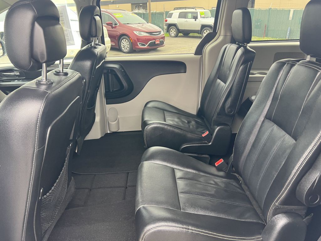 2014 Chrysler Town & Country Image 7