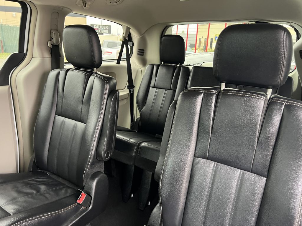 2014 Chrysler Town & Country Image 8