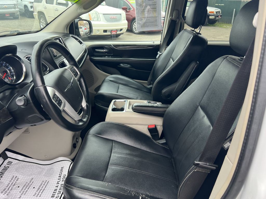 2014 Chrysler Town & Country Image 9