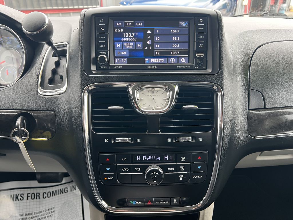 2014 Chrysler Town & Country Image 10