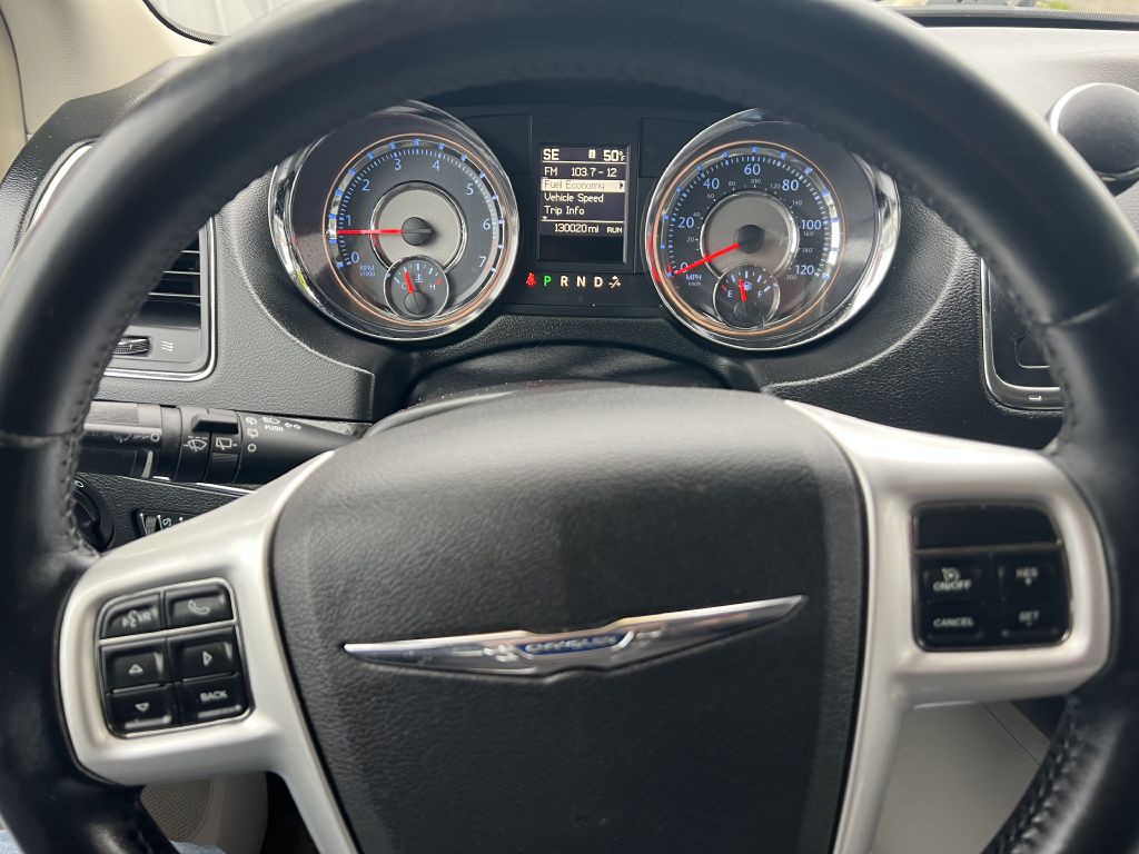 2014 Chrysler Town & Country Image 11