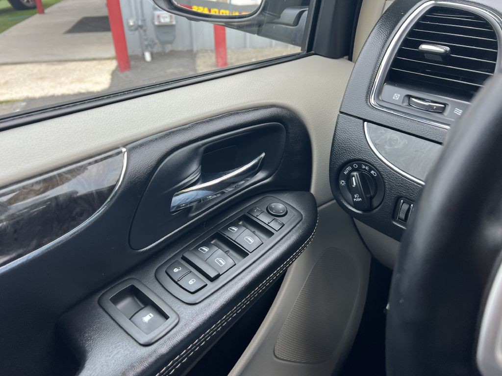 2014 Chrysler Town & Country Image 12