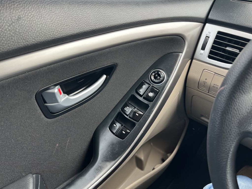 2016 Hyundai Elantra Image 12