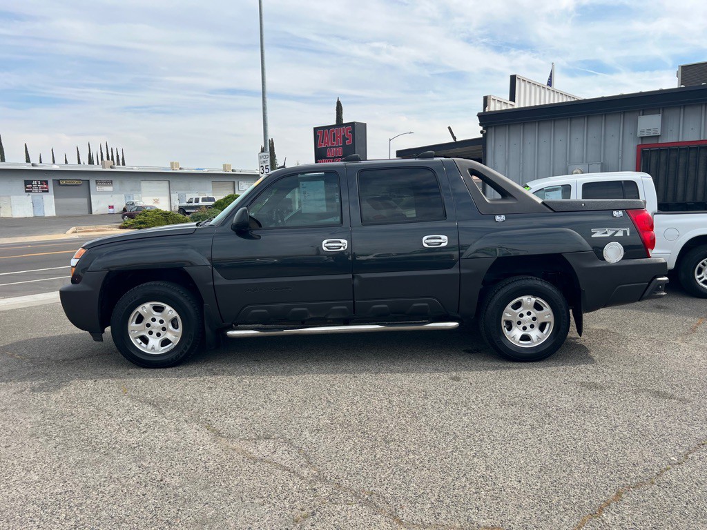 2005 Chevrolet Avalanche Image 2