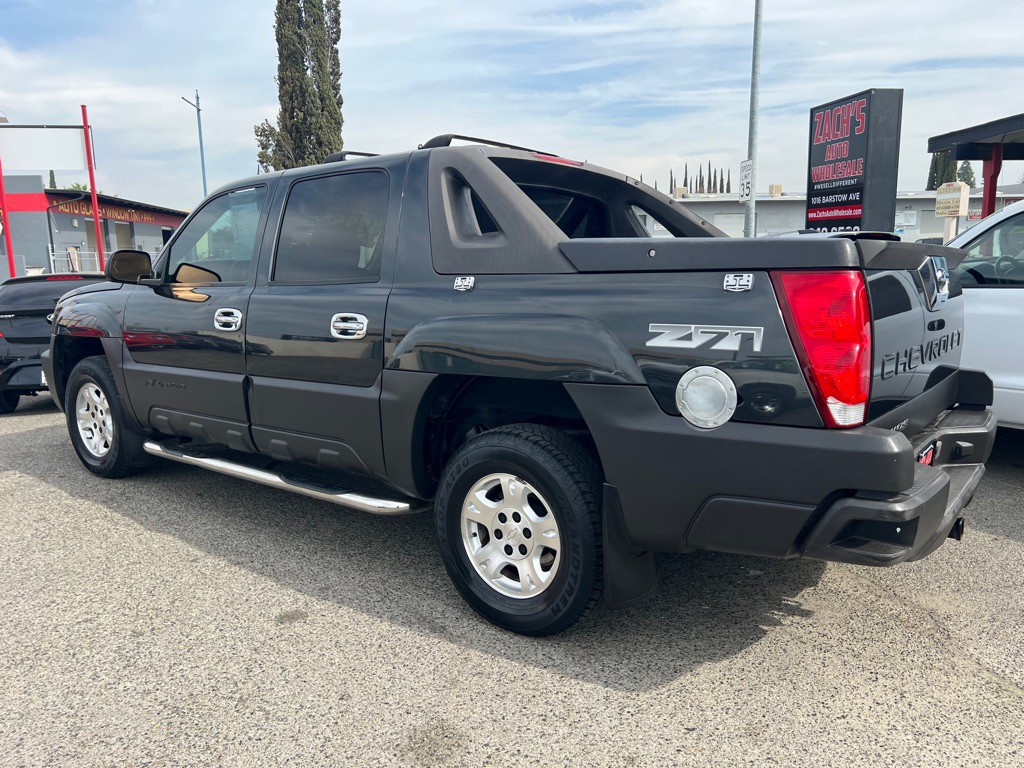 2005 Chevrolet Avalanche Image 3
