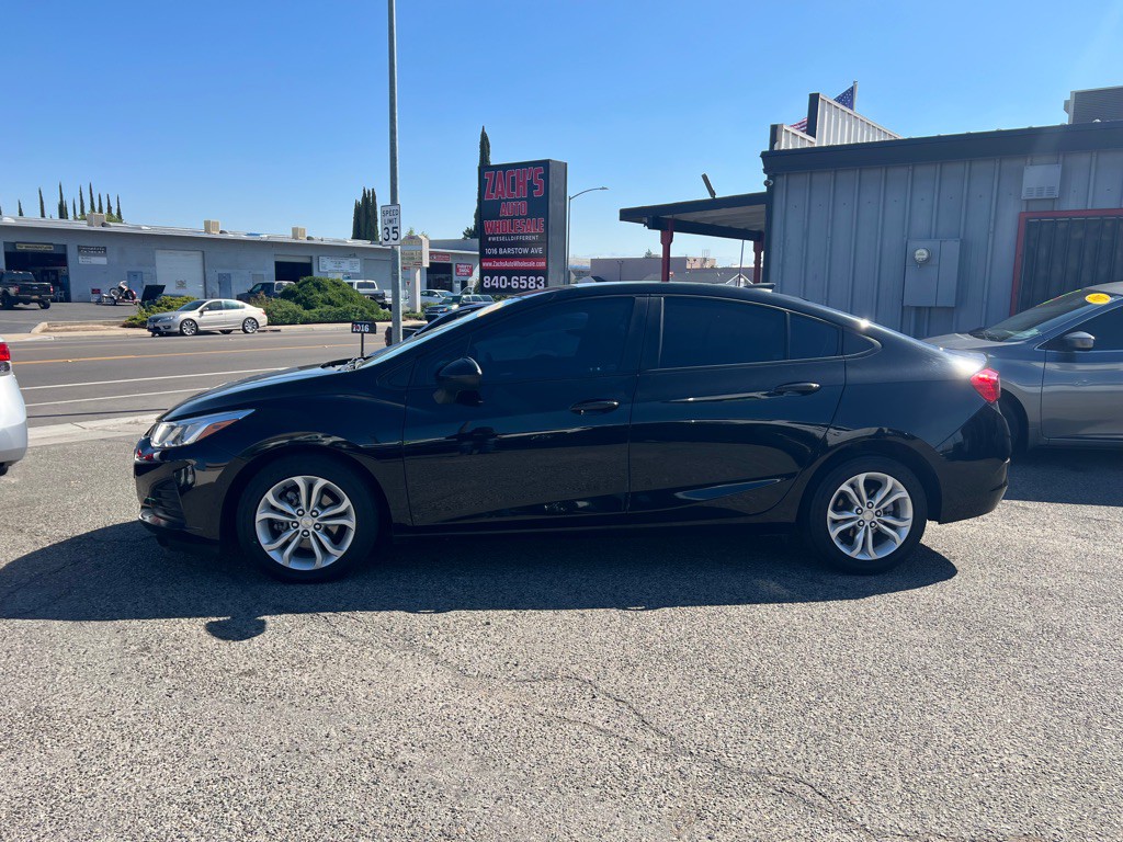 2019 Chevrolet Cruze Image 2