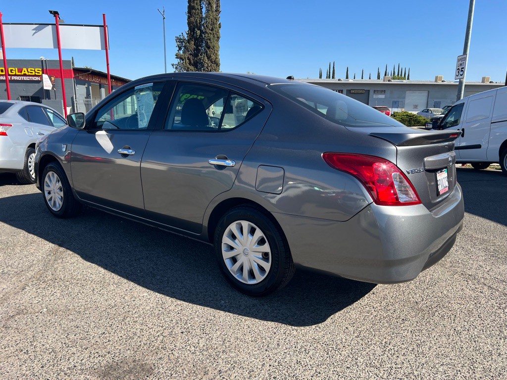 2017 Nissan Versa Image 3