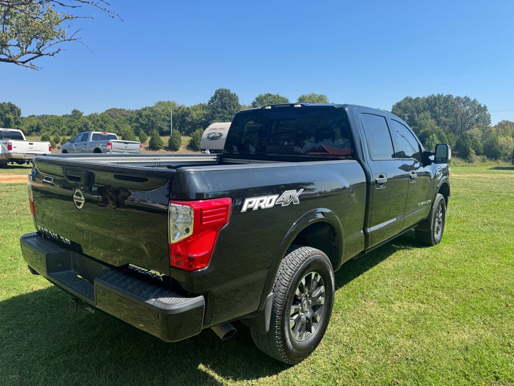 2019 Nissan Titan Image 3