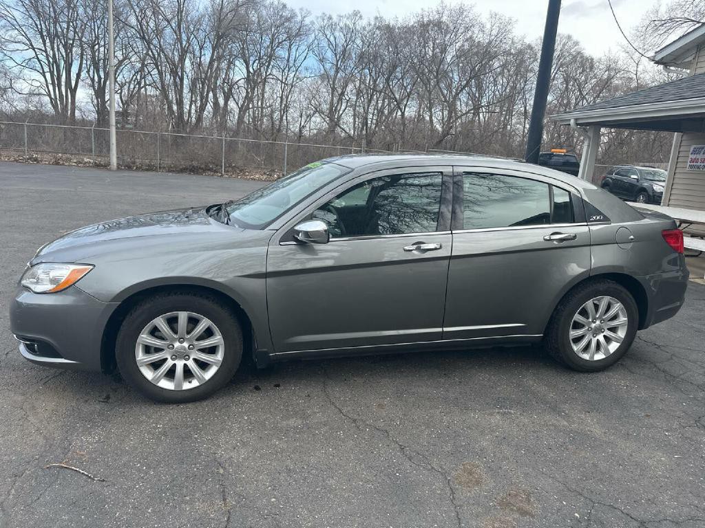 2013 Chrysler 200 Image 2