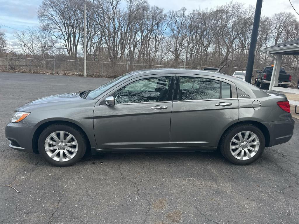 2013 Chrysler 200 Image 3