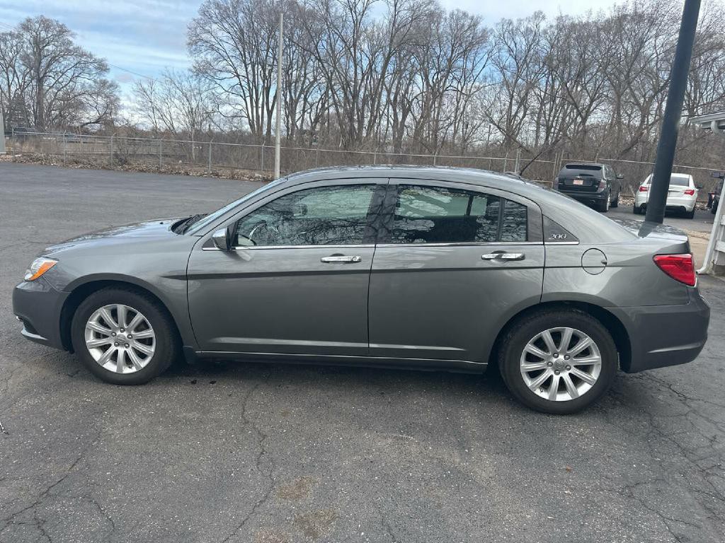 2013 Chrysler 200 Image 4