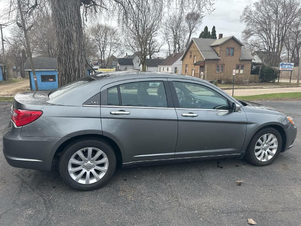 2013 Chrysler 200 Image 6