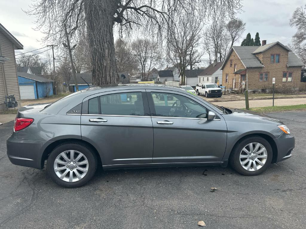 2013 Chrysler 200 Image 7