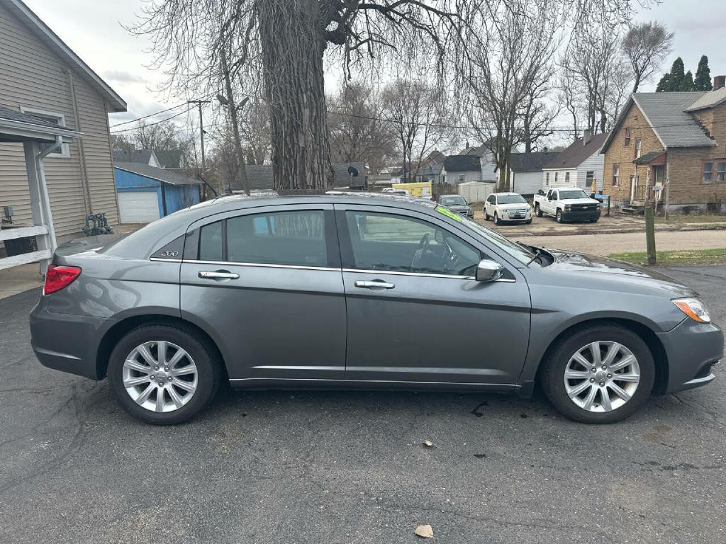 2013 Chrysler 200 Image 8