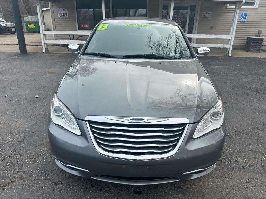 2013 Chrysler 200 Image 9