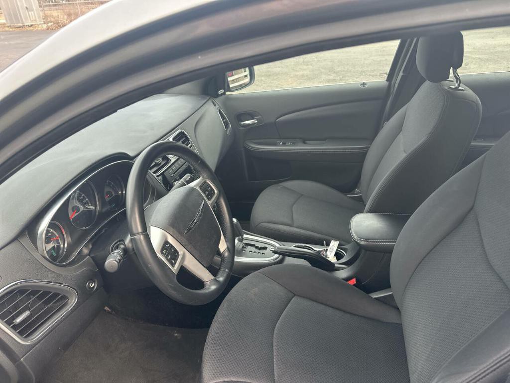 2013 Chrysler 200 Image 11