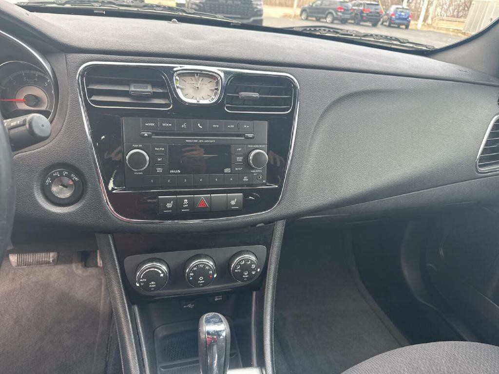 2013 Chrysler 200 Image 16