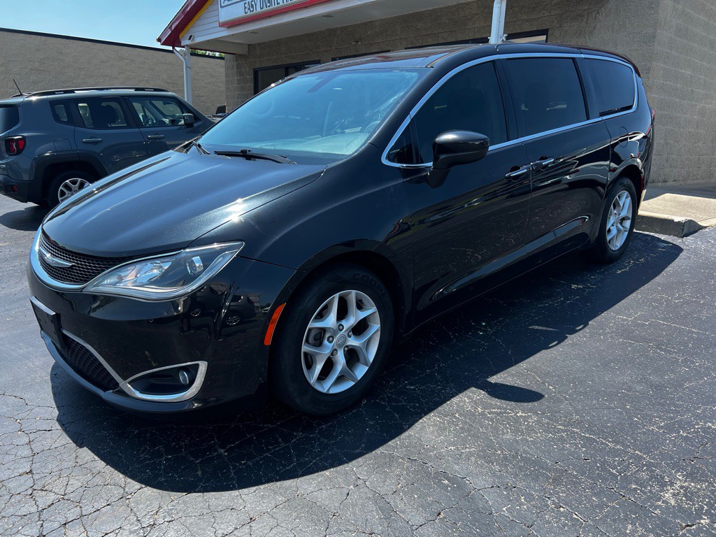 2017 Chrysler Pacifica Image 1