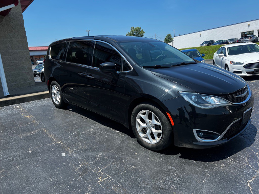 2017 Chrysler Pacifica Image 3