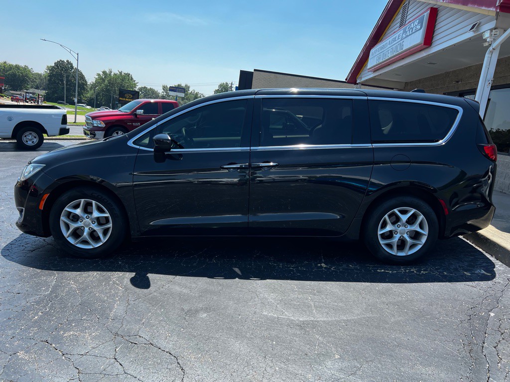 2017 Chrysler Pacifica Image 7