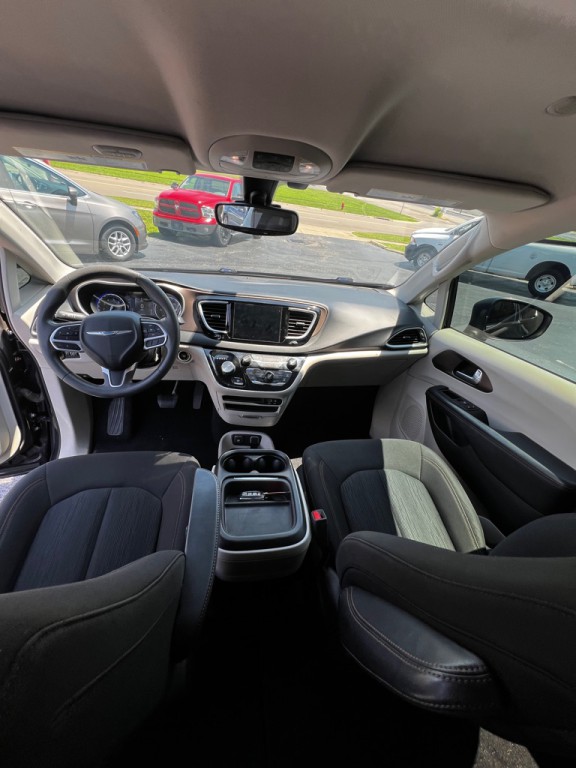 2017 Chrysler Pacifica Image 11