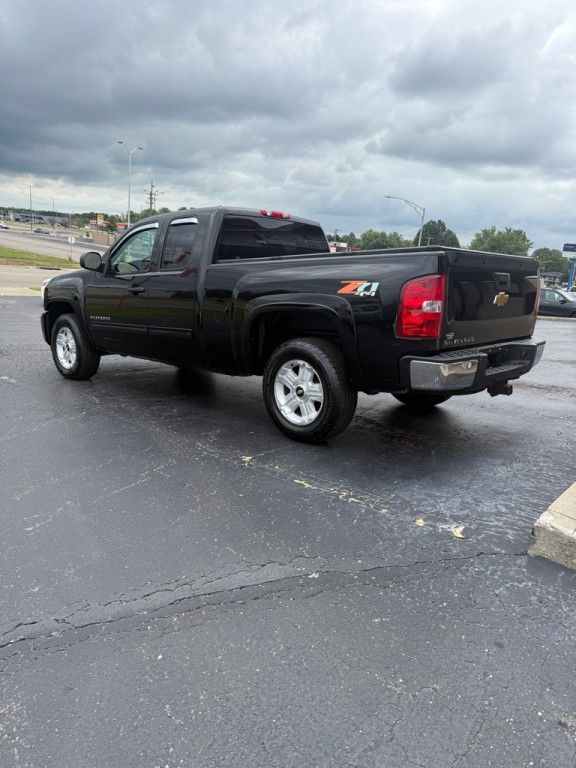 2011 Chevrolet Silverado 1500 Image 2