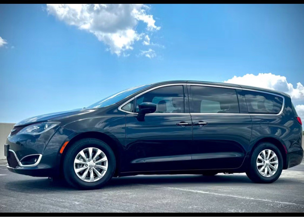 2019 Chrysler Pacifica Image 2