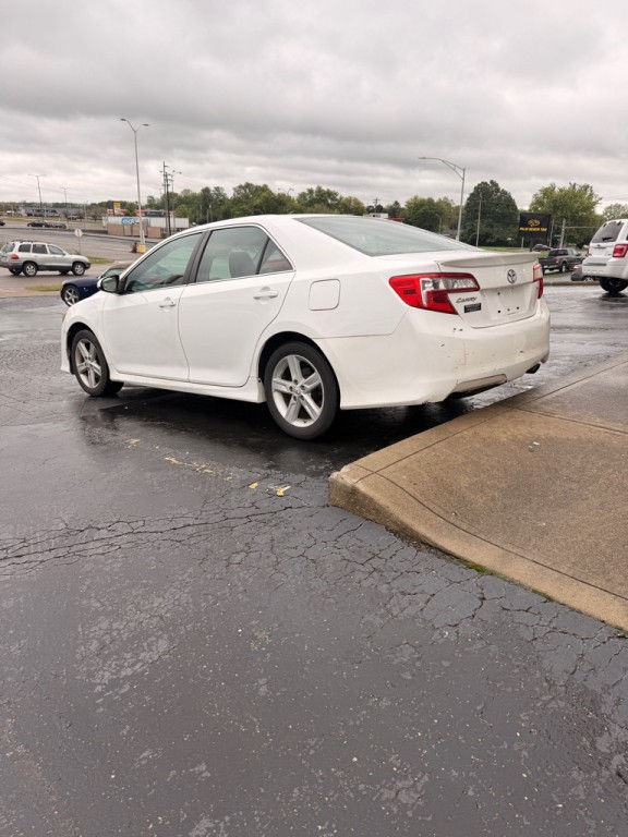 2012 Toyota Camry Image 2