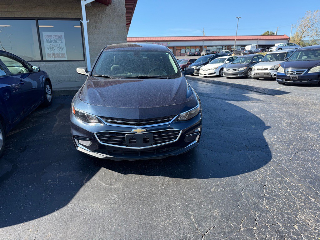 2017 Chevrolet Malibu Image 2
