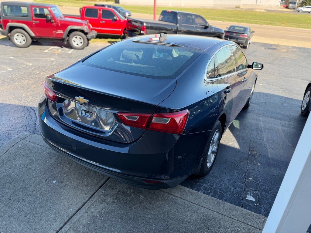 2017 Chevrolet Malibu Image 3