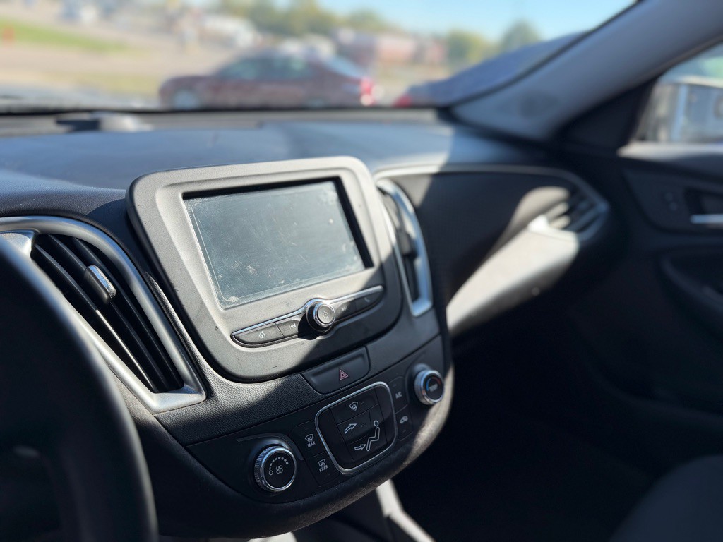 2017 Chevrolet Malibu Image 8