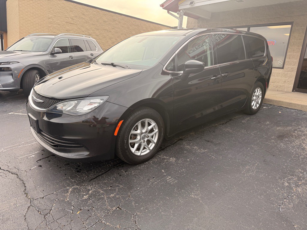 2020 Chrysler Voyager Image 1