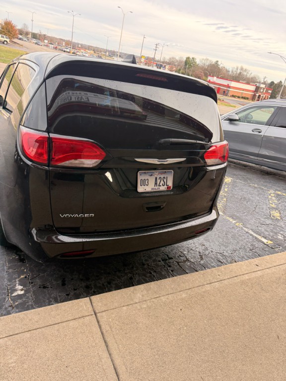 2020 Chrysler Voyager Image 3