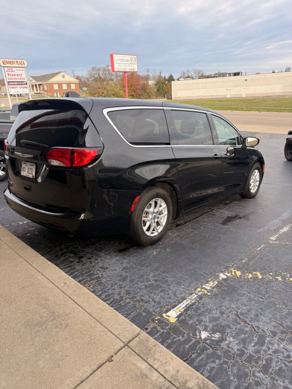 2020 Chrysler Voyager Image 4