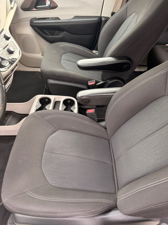 2020 Chrysler Voyager Image 8