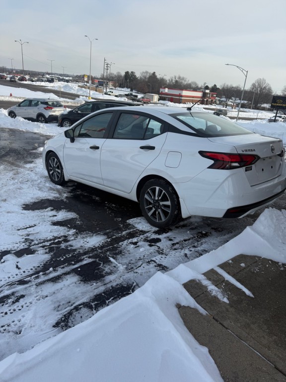 2023 Nissan Versa Image 2